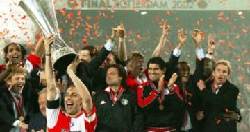 En 2001-2002, Mauricio Aros gana la Copa Uefa con el Feyenoord (Holanda). Juega dos partidos en la campa&ntilde;a y en la final estuvo en la banca en el 3-2 sobre Borussia Dortmund (Alemania).