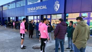 La afición de la Ponferradina hizo colas desde primera hora para viajar a Lugo.