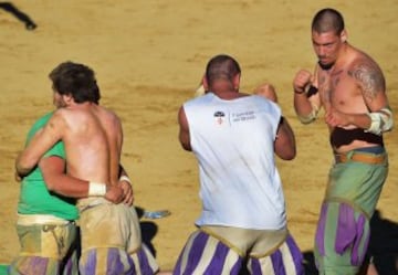 El equipo blanco contra el verde disputan el partido ataviados con las ropas tradicionales.