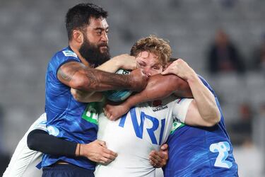Pocos deportes hay tan nobles como el rugby, pero esta imagen sobrecoge bastante. Fue tomada en el partido de cuartos de Super Rugby entre Auckland Blues y New South Wales Waratahs, disputado en Eden Park (Auckland). El jugador visitante Michael Hooper es placado e enmovilizado por dos rivales, aunque consigue mantener el balón en su poder.