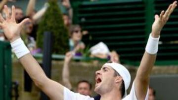 <b>¡POR FIN! </b>John Isner se deja caer sobre el césped después de lograr la victoria en un partido que parecía interminable. El marcador refleja la magnitud de la gesta.