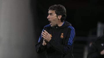 Raúl da órdenes a sus jugadores durante un partido con el Castilla.