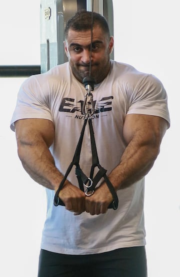 El jordano Mohammad Nsour, renunci¨® a la carrera de medicina para perseguir su sue?o de convertirse en un fisicoculturista estrella. A los 26 a?os, est¨¢ un paso m¨¢s cerca, ya que se clasific¨® para Mr Olympia, un prestigioso concurso internacional en Las Vegas, Nevada, donde se enfrentar¨¢ a los nombres y m¨²sculos m¨¢s importantes del deporte.
