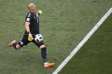 El portero danés Kasper Schmeichel lanza el balón.
