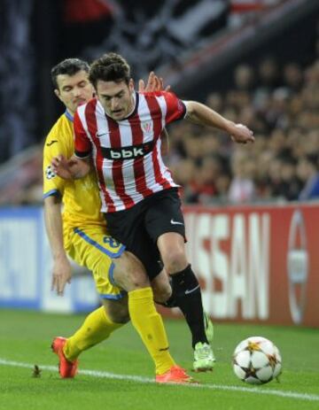 Aleksandr Volodko e Ibai Gómez, durante el partido de la última jornada de la fase de grupos de la Liga de Campeones disputado esta tarde en el estadio de San Mamés.