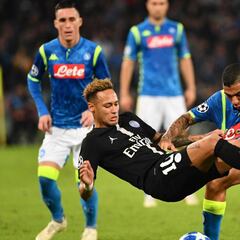 El PSG sale con vida del San Paolo