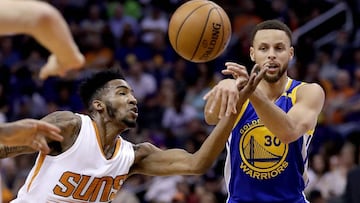 Golden State Warriors guard Stephen Curry (30) passes as Phoenix Suns forward Derrick Jones Jr. defends during the first half of an NBA basketball game, Wednesday, April 5, 2017, in Phoenix. (AP Photo/Matt York)