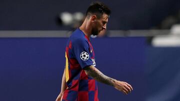 Messi abandona el campo tras disputar el partido de cuartos de final de Champions League ante el Bayern. 