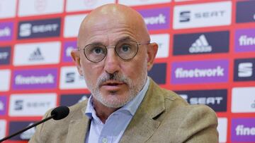 LAS ROZAS (MADRID), 26/08/2021.- El técnico de la español de la selección de fútbol sub-21, Luis de la Fuente, durante la rueda de prensa que ha ofrecido este jueves en La Ciudad del Fútbol de Las Rozas, en la que ha dad
