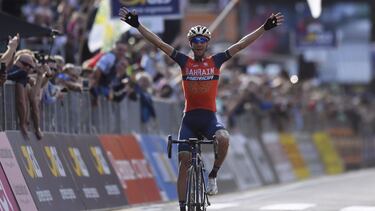 Nibali celebra su victoria en Lombardía.