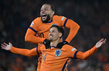 2-1. Tijjani Reijnders celebra el segundo tanto con Memphis Depay.