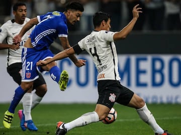 BRA102. SAO PAULO (BRASIL), 05/04/2017.- El jugador del Corinthians Balbuena (d) disputa el bal&oacute;n ante Lorenzo Reyes (c) de Universidad Cat&oacute;lica hoy, mi&eacute;rcoles 5 de abril de 2017, durante un partido de la Copa Sudamericana entre Corinthians de Brasil y Universidad Cat&oacute;lica de Chile, en el estadio Arena Itaquera en Sao Paulo (Brasil). EFE/FERNANDO BIZERRA JR