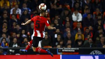 Yeray &Aacute;lvarez despeja un bal&oacute;n en Mestalla.