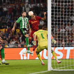 Bravo deslumbra a la Roma: elogios de Mourinho y Dybala