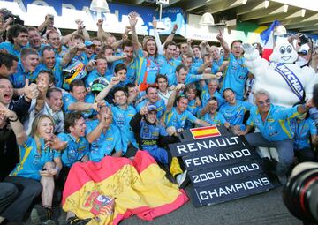 El piloto asturiano junto a su equipo tras proclamarse campeón del mundo del Fórmula 1 de 2006 con Renault. 