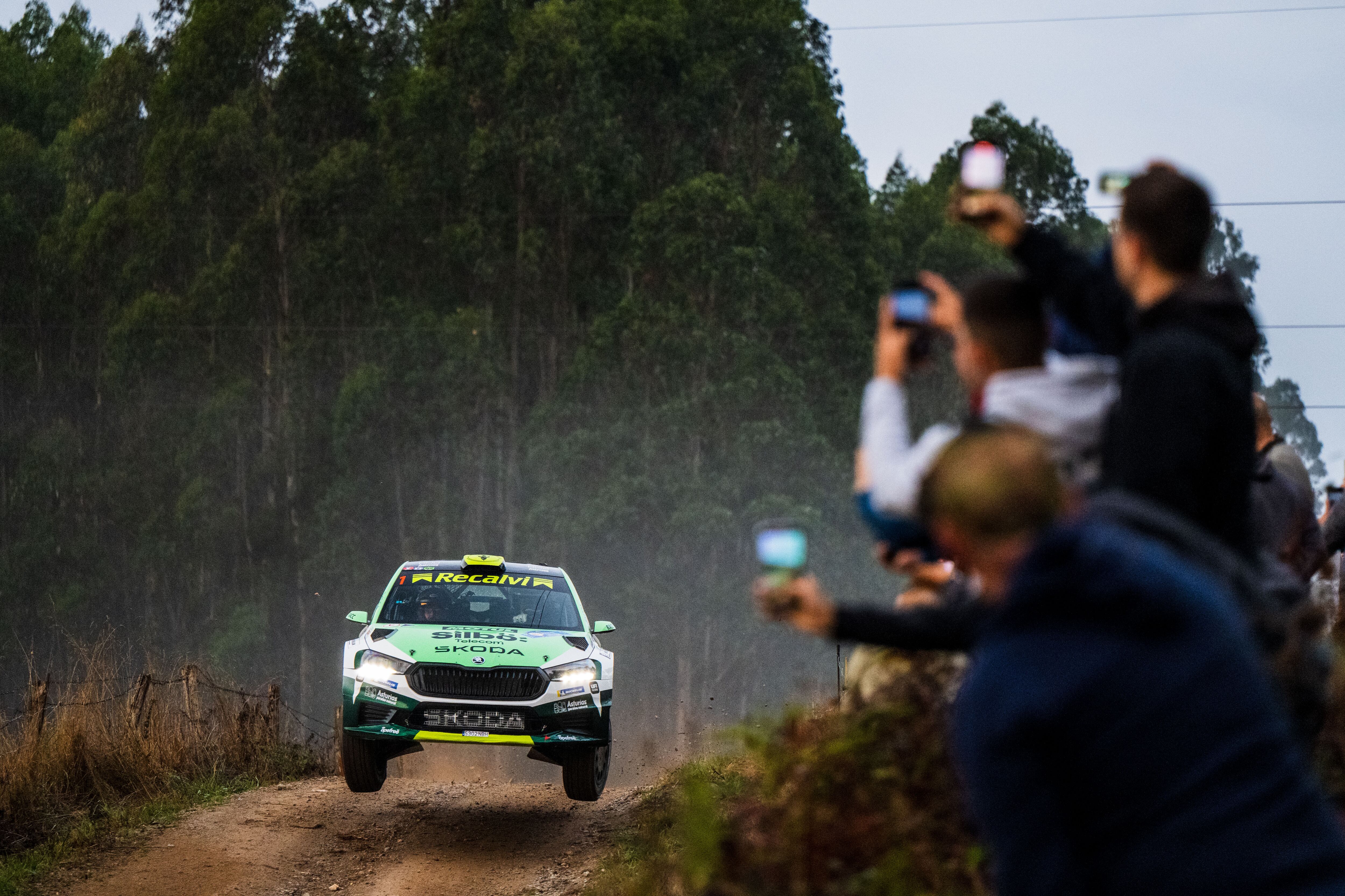 'Cohete' Suárez, con el Skoda.