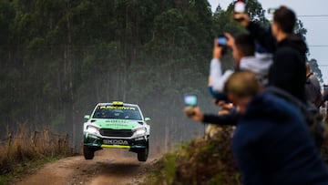 'Cohete' Suárez, con el Skoda.