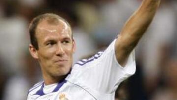 Robben saluda a la afición.