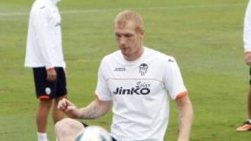 Jeremy Mathieu, defensa del Valencia, podría cumplir 100 partidos.