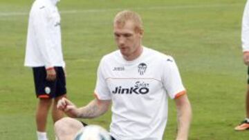 Jeremy Mathieu, defensa del Valencia, podr&iacute;a cumplir 100 partidos.