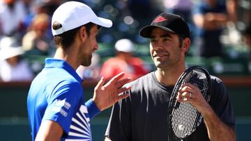 Novak Djokovic y Pete Sampras hablan durante un partido de exhibición en el BNP Paribas Open 2019 en el Indian Wells Tennis Garden de Indian Wells, California.