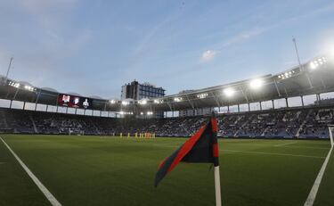 El Levante fue otro de los clubes que tuvo que trasladar su estadio como local para la reanudación de la temporada 2019-20 por las obras del Ciutat de València. El cambio principal es una espectacular cubierta nueva, pero también el nuevo sistema de iluminación y sonido, además de unos nuevos videomarcadores. Ahora, el club está en trámites para abordar la segunda fase de la reforma, dedicada a los espacios interiores. 