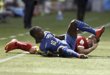 El centrocampista ecuatoriano Walter Ayoví y el centrocampista suizo Xherdan Shaqiri.