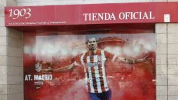 La tienda del Atlético del Vicente Calderón ya luce su nuevo escaparate. En ella, la afición ya puede conseguir la camiseta del primer equipo.