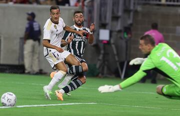 Lucaz Vázquez frente a Bruno Fernandes.