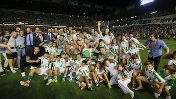 Foto de grupo tras el ascenso del Córdoba ante el Barcelona B