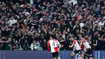 Los hinchas del Feyenoord celebran un gol.