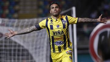 Futbol, Audax Italiano vs Everton, semifinales Copa Chile 2016.
El jugador de Everton Maximiliano Cerato celebra despues de convertir un gol contra Audax Italiano durante el partido de semifinales de Copa Chile 2016 disputado en el estadio Bicentenario La Florida, Chile.
30/11/2016
Martin Thomas/Photosport********
Football, Audax Italiano vs Everton, semifinals Copa Chile 2016.
Everton's player Maximiliano Cerato celebrates after scoring against Audax Italiano during the Copa Chile 2016 semifinals football match held at the Bicentenario La Florida stadium in Santiago, Chile.
30/11/2016
Martin Thomas/Photosport