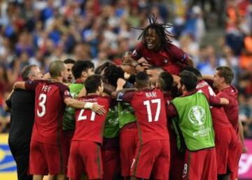 Los portugueses celebran el 1-0 de Éder. 