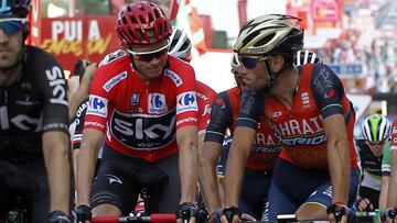 Chris Froome y Vincenzo Nibali charlan antes de una etapa en la Vuelta a Espa&ntilde;a 2017.