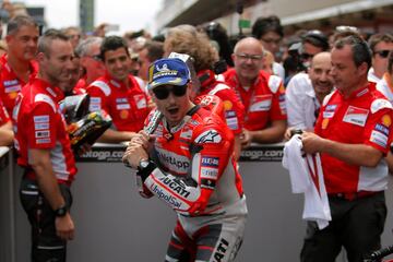 Lorenzo junto a su equipo de Ducati celebrando la victoria. 