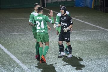 ¡¡OTRA VEZ RAMÓN!! ¡HA PARADO TAMBIÉN ESTE PENALTI! ¡Lanzó Dembélé desde los once metros centrado y el portero no se movió y lo desvió con comodidad!
