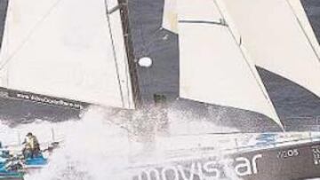 <b>CONTRATIEMPO. </b>A las primeras de cambio, el fuerte oleaje en el descenso hacia las Canarias causó desperfectos en el barco español.