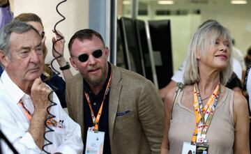 El director de cine, Guy Ritchie, en el Pitlane antes del Gran Premio de la  de Bahrein.