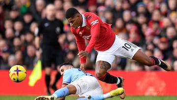 Manchester City's English defender Kyle Walker (L) tackles Manchester United's English striker Marcus Rashford during the English Premier League football match between Manchester United and Manchester City at Old Trafford in Manchester, north west England, on January 14, 2023. (Photo by Oli SCARFF / AFP) / RESTRICTED TO EDITORIAL USE. No use with unauthorized audio, video, data, fixture lists, club/league logos or 'live' services. Online in-match use limited to 120 images. An additional 40 images may be used in extra time. No video emulation. Social media in-match use limited to 120 images. An additional 40 images may be used in extra time. No use in betting publications, games or single club/league/player publications. /