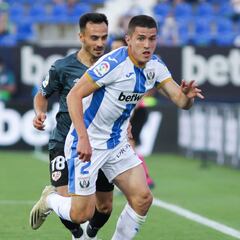 La renovación de Bustinza desactiva la prioridad del lateral derecho