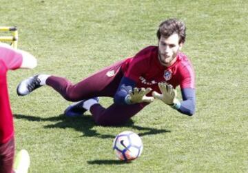 En el entrenamiento pudieron verse las novedades que presentará la lista del Atlético de cara al encuentro ante el Granada.
