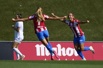 Las jugadoras del Atlético de Madrid celebran el 0-1 marcado por Deyna Castellanos.