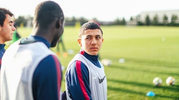 Poveda es hijo de padres colombiano, y a pesar de jugar con las selecciones juveniles de Inglaterra, ha manifestado que su sueño es vestir la camiseta de la Selección Colombia. 