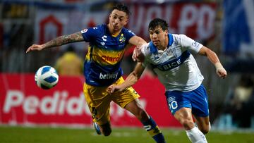 Futbol, Everton vs Universidad Catolica.
Fecha 21, campeonato Nacional 2022.
El jugador de Universidad Catolica Gonzalo Tapia, derecha, disputa el balon con Rodrigo Echeverria de Everton durante el partido de primera division realizado en el estadio Sausalito de Vina del Mar, Chile.
06/07/2022
Andres Pina/Aton Chile
Football, Everton vs Universidad Catolica.
21st turn, 2022 National Championship.
Universidad Catolica's player Gonzalo Tapia, right, vies for the ball against Rodrigo Echeverria of Everton during the first division match held at the Sausalito stadium in Vina del Mar, Chile.
06/07/2022
Andres Pina/Aton Chile