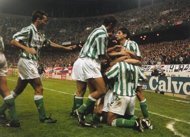 De nuevo, el conjunto sevillano pondría las manos en la cabeza a todos. Los béticos lograron la mejor temporada de un equipo recién ascendido en la historia de La Liga, finalizando la campaña tercero de 20 clubes. Se clasificó para la UEFA y terminó a nueve puntos del campeón, el Real Madrid. Gran parte del éxito es debido a la actuación formidable que completó el portero verdiblanco, Jaro, que fue el menos goles encajó de La Liga.