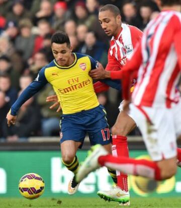 Alexis Sánchez jugó todo el partido y pese a algunas buenas jugadas, no pudo ayudar al Arsenal que pagó caro el pésimo primer tiempo.