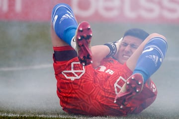 El arquero de Universidad de Chile, Martín Parra, fue agredido por bombas de estruendo en el clásico ante la UC.