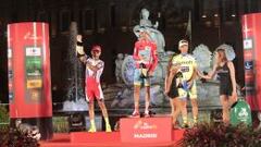 MADRID CORON&Oacute; AL CAMPE&Oacute;N. Fabio Aru, Purito Rodr&iacute;guez y Rafal Majka celebran sobre el podio ante la diosa Cibeles. Madrid recibi&oacute; la carrera de d&iacute;a y la culmin&oacute; de noche.
 