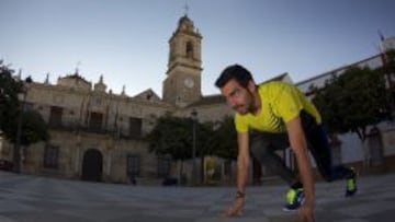 EN EL PUEBLO. El ochocentista Kevin L&oacute;pez, en la plaza de Lora del R&iacute;o (Sevilla), su pueblo natal.