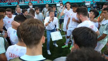 El seleccionador nacional de fútbol, Luis Enrique Martínez, alecciona a sus jugadores antes del inicio de la prórroga contra Croacia.